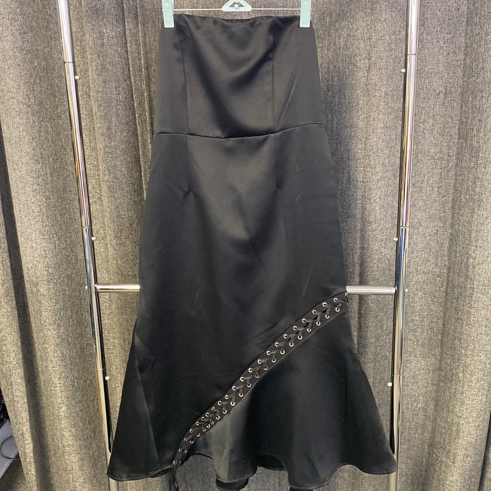 Elect strapless gown with lace up detail at bottom of dress. Black. Size large.